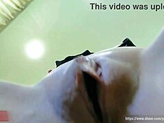 Video sensuale in POV di una matrigna tettona che ha la figa rasata soddisfatta