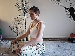 Barna MILF fétis jógát tanít