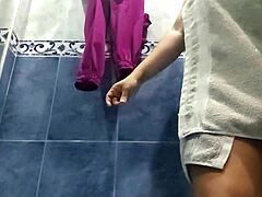 Шпијунска камера снима задњицу медицинске сестре у болничком тоалету