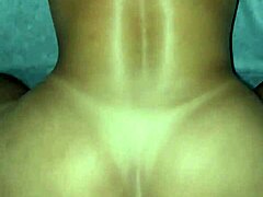 Der enge Arsch der Amateurfrau wird in HD-Video mit Sperma gefüllt
