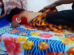 Femme au foyer indienne en sari vert devient coquine avec un agriculteur local