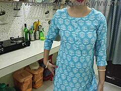 Dickbusige indische Stiefmutter wird wild in der Küche gefickt