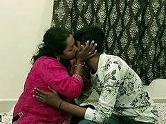 インドの熟女主婦、カムワリ・バブヒが若い上司と激しいセックスを楽しむ!ヒンディー語のアダルトビデオで!