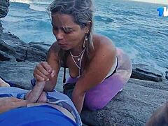 Zrelý brazílsky pár si užíva orálny sex vonku na skalách