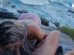 Pareja madura brasileña disfruta del sexo oral al aire libre en las rocas