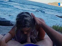Casal brasileiro maduro desfruta de sexo oral ao ar livre nas rochas