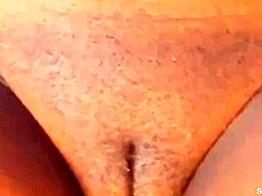 Kanadska mama Ays z mišičasto postavo in velikim klitorisom v akciji