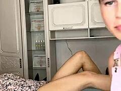 Světlovlasá ruská dáma si nechává voskovat své dlouhé nohy