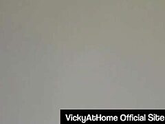 La apasionada sesión de sexo oral de Vicky Vettes lleva a una corrida facial en su amplio pecho