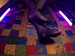 MILF amatoare își tachinează picioarele ademenitoare în ciorapi de plasă