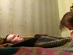 Russische Milf mit großem Arsch wird von einem Amateur gefickt