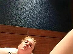 Amatérska blond milfka v spodnej bielizni sa masturbuje a ejakuluje