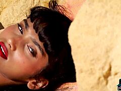 Angel Constance, zvodná indická MILFka s prirodzenými prsiami, si užíva opaľovanie vonku
