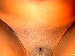 Milf mature avec un clitoris juteux et de grosses lèvres de chatte