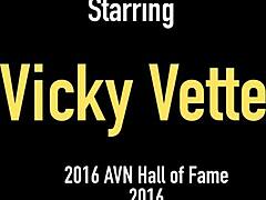 Vicky Vette, seorang MILF pirang yang bernafsu, menikmati mandi sensual dan kesenangan diri