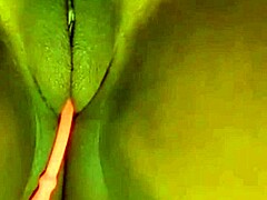 Sexystacy7 демонстрирует свое мускулистое тело и сочную киску