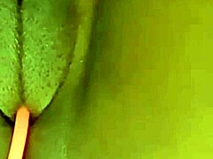 Milf jamaicană cu buze mari de pizdă se masturbează în fața camerei