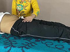 Indická teta si užíva zmyselnú masáž, ktorá vedie k intenzívnemu lízaniu penisu a hlbokému hrdlu