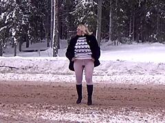 La bionda MILF mostra le sue doti nella neve