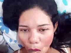 Pasangan muda dan dewasa menikmati deepthroat dan facial