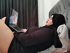 Betrügende Stiefmutter genießt Pornos für ihr eigenes Vergnügen