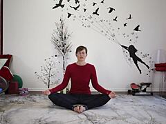 Une milf européenne enseigne des leçons de yoga avec une touche fétichiste