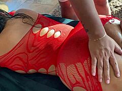 El masaje erótico de la madrastra lleva a un encuentro íntimo con su hijastro. ¡No te pierdas esta experiencia ardiente!