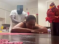 Afrikanische reife Frau wird auf der Küchentheke in ihre Muschi gefickt