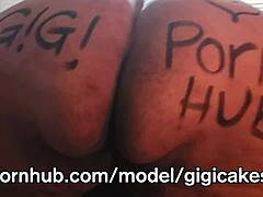 Gigi Cakes viser sine store bryster frem i HD