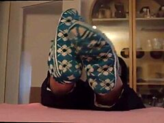 Vaimojen jalkoja palvotaan aistillisessa jalkafetissivideossa