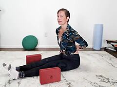 Aurora Willows aula de yoga de milf madura: uma experiência sensual