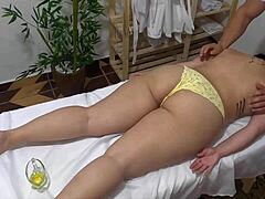 Majhna najstnica odkrita vzburjena med pristno tantrično masažo