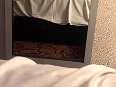 MILF Latina menikmati seks anal di kamar hotel