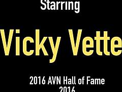 Vicky Vette, sarışın bir puma, uyandığında sıkı arka kapısına giren bir dildo keşfediyor