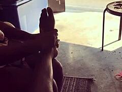 POV видео поклонения ногам со зрелой парой