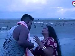 Indisk milf og mannen hennes nyter gruppesex på stranden