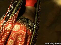 Des danseurs indiens matures font une performance intime