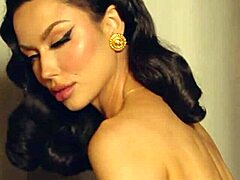 Знойната брюнетка MILF Бриона Ашли изпълнява съблазнителен соло стриптийз в софткор видео, което подчертава зрялата й красота и сладострастна фигура