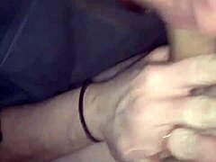 Moden mor gir en blowjob under en biltur