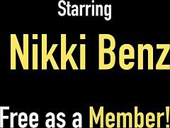 MILF Nikki Benz menggoda dalam lingerie dan terangsang di webcam