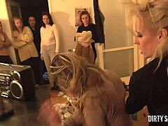 Extrémna femdom akcia v špinavom ruskom hostelu
