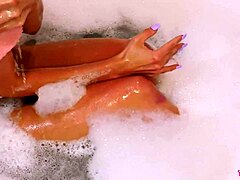 Smuk blondine viser fejlfri fysik under afslappende bad