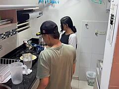 Latina madura com peitos grandes é seduzida pelo meio-irmão na cozinha