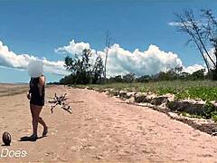 Een gedurfde vrouw gaat naakt op een openbaar strand om te voetballen