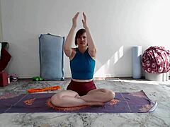 Aurora Willows瑜伽课,为成熟的粉丝提供屁股崇拜