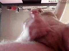 Un homme d'âge moyen satisfait un jeune spectateur de webcam en se masturbant devant la caméra