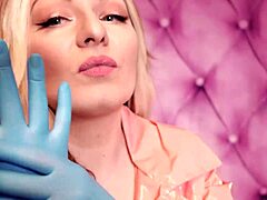 유혹적인 MILF인 아리아 그랜더는 핑크 PVC 코트와 파란색 니트릴 장갑을 비롯한 페티시즘적인 복장을 입고 이 홈메이드 비디오에서 그녀의 아름다운 곡선을 자랑합니다