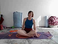 Aurora Willows lecția de yoga pentru fanii maturi cu adorarea fundului