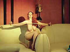 Dolgun orta yaşlı kızıl saçlı MILF Minxie, Playboy için solo bir striptiz yapıyor