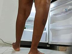 Video HD dari pelayan hitam dengan pantat besar dan rok yang seksi